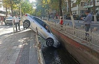 Su kanalına düşen araçtan yara almadan kurtuldu