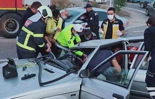 Su tankerinin çarptığı otomobilde sıkıştılar