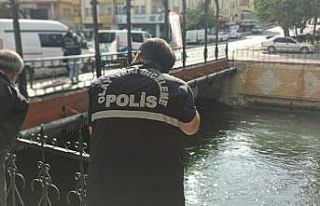 Sudaki "geçersiz" parayı almak isterken...