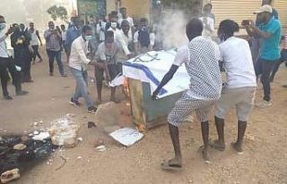 Sudan’daki gösterilerde İsrail bayrağı ateşe...