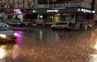 Şuhut’ta gece karanlığını şimşekler gündüze...