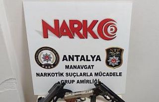 Şüpheli araçta silah ve uyuşturucu madde ele geçirildi