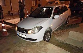 Sürücünün talihsiz anı: Otomobil bir anda çukura...