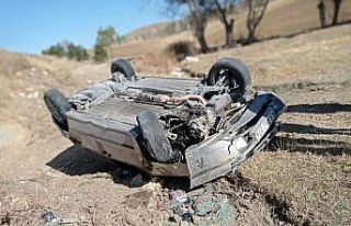 Takla atan otomobil’den yara almadan kurtuldu