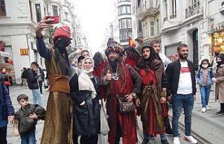 Taksim’de ilginç kostümleriyle ilgi odağı oldular