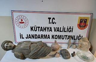 Tarihi eserleri kendi eliyle teslim etti