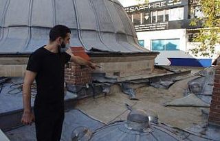 Tarihi Küçük Hamam’ın çatısındaki kurşunları...