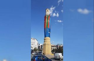 Tarihi saat kulesine Azerbaycan bayrağı asıldı