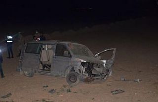 Tarlaya girip direğe çarptı: 1 ölü, 2 yaralı