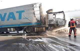 Tarsus’ta tırın çekicisi yandı