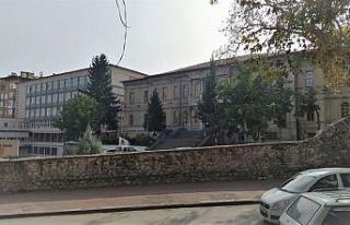 Taş Mektep değil, 1964 yılında yapılan ve depreme...