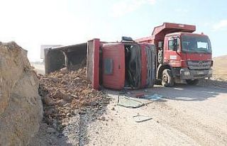 Taş yüklü kamyon devrildi,1 yaralı