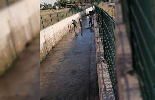 Taşkın sel suyu kanalları temizleniyor