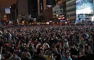 Tayland’da protestocular Bangkok sokaklarını ele...