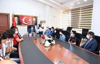 Teknofest’te ödül kazanan öğrencilerden Başkan...