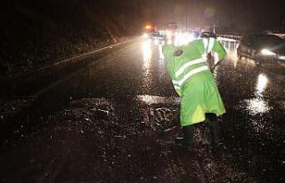 TEM Otoyolu’nda kayan toprak trafiği felç etti
