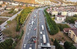 TEM’de lüks cipi taşıyan kurtarıcı devrildi,...