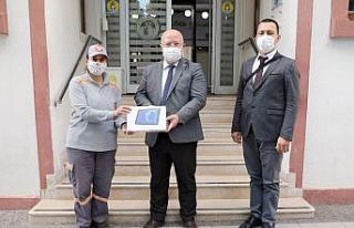 Temizlik işçilerinden eğitime destek