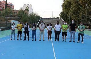 Tenis turnuvasında kupalar sahiplerini buldu