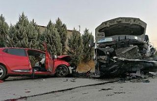 Ters yönde ilerleyen minibüs, otomobille çarpıştı:...