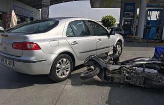 Tersten giden otomobil, motosiklete çarptı: 1 yaralı