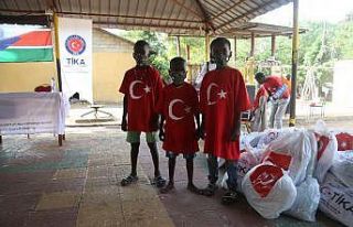TİKA’dan Güney Sudanlı çocuklara malzeme yardımı