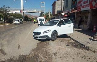 Tır ile çarpışan otomobilin sürücüsü yaralandı