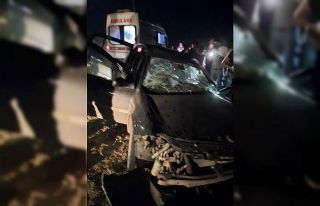 Tır ile otomobil kafa kafaya çarpıştı: 1 ölü,...