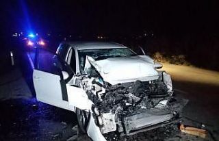 TIR’a arkadan çarpan otomobil hurdaya döndü:...