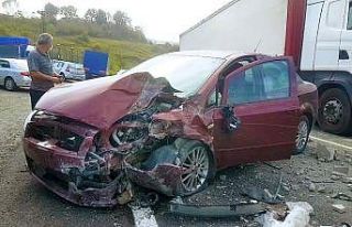 Tırın dorsesinden düşen briketler kazaya yol açtı:...