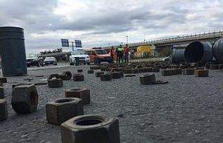 Tırın üzerindeki yüzlerce somun yola saçıldı