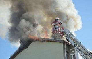 Tokat’ta 4 katlı binanın çatısı alev alev yandı