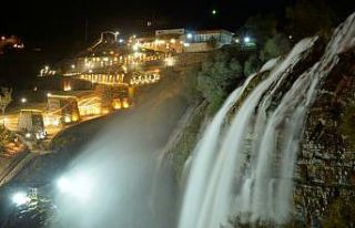 Tortum Şelalesi göz kamaştırıyor