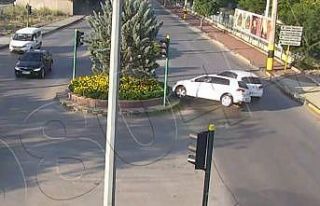 Trafik ışıklarının çalışmadığı kavşaktaki...