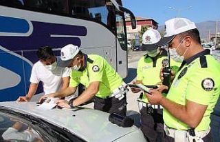 Trafikte asker eğlencesi yapan gruba ceza