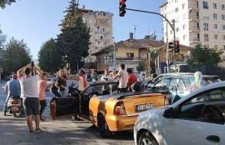 Trafikte asker eğlencesi yaptılar