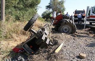 Traktör ikiye ayrıldı, baba oğul ağır yaralandı