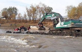 Traktör karasuya gömüldü imdadına DSİ yetişti