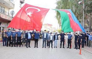 Tufanbeyli’ye dev Türk ve Azerbaycan bayrakları...