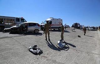 Tunceli’de iki araç kafa kafaya çarpıştı, sıkışan...