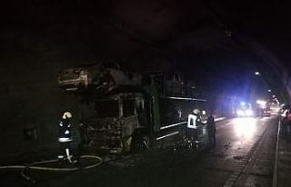 Tünel içindeki otomobil yüklü tır alev alev yandı