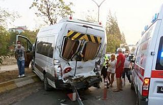 Tur otobüsü ile servis minibüsü çarpıştı:...