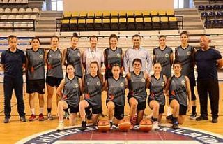 Turgutlu Belediye Kadın Basketbol Takımı parkeye...