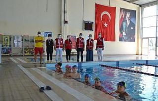 Türk Kızılay’ı çocuklara yüzme öğretti