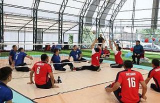 Türkiye’de ilk kez halı sahada oturarak voleybol...