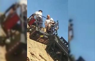 Uçurumda mahsur kalan köpeği itfaiye kurtardı