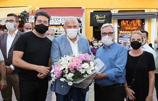 Ünlü oyuncularla fotoğraf çektiren muhtarın testi...