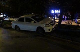 Uşak’ta alkollü sürücü aydınlatma direğini...