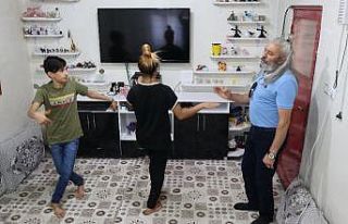 Uzaktan eğitimle vatandaşlara reyhani oyununu öğretiyor