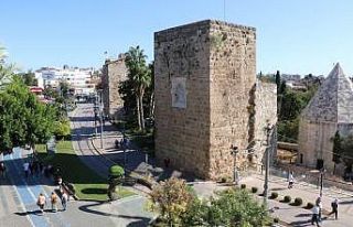 Vakaların azaldığı turizm kenti Antalya’da camilerden...